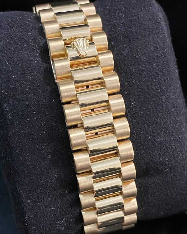 Rolex Yellow Gold Day-Date 36 - W serial - Fluted Bezel - Champagne Roman Dial - President Bracelet - 18238 - Image 7